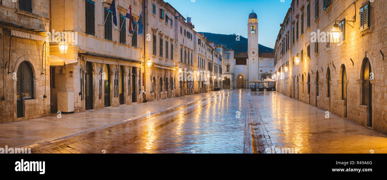 Classic vista panoramica del famoso Stradun, la strada principale della città vecchia di Dubrovnik, in una bella mattina twilight prima del sorgere del sole all'alba in estate Foto Stock