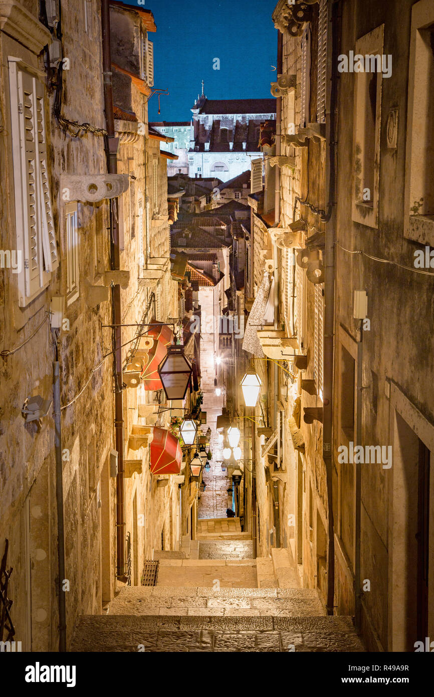 Classic vista verticale del piccolo vicolo nella città vecchia di Dubrovnik, in una bella mattina twilight prima del sorgere del sole all'alba in estate, Dalmazia, Croati Foto Stock