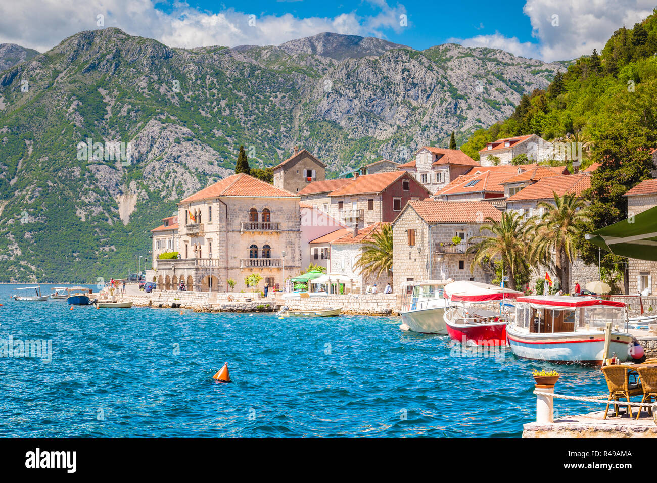 Città storica di Perast alla famosa Baia di Kotor con su una bella giornata di sole con cielo blu e nuvole in estate, Montenegro, Balcani Foto Stock