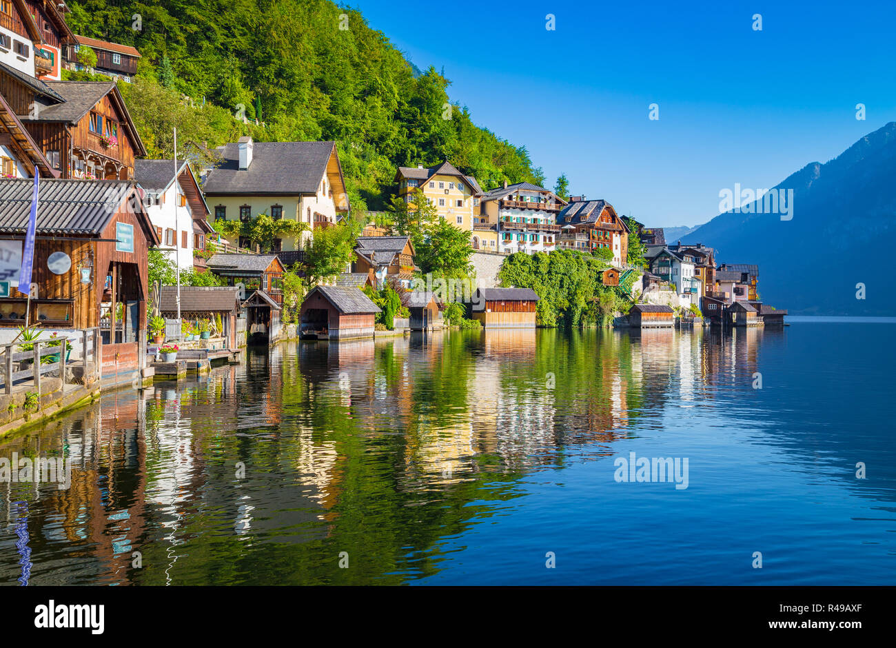 Vecchio tradizionali case di legno nella famosa Hallstatt villaggio di montagna al lago Hallstattersee nelle Alpi austriache in estate, nella regione del Salzkammergut, Aus Foto Stock