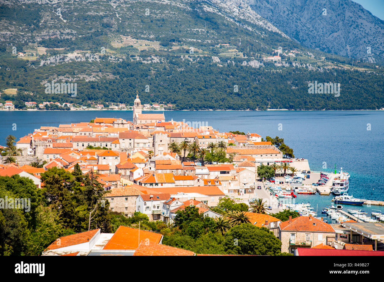 Bellissima vista sulla storica città di Korcula in una bella giornata di sole con cielo blu e nuvole in estate, Isola di Korcula, Dalmazia, Croazia Foto Stock