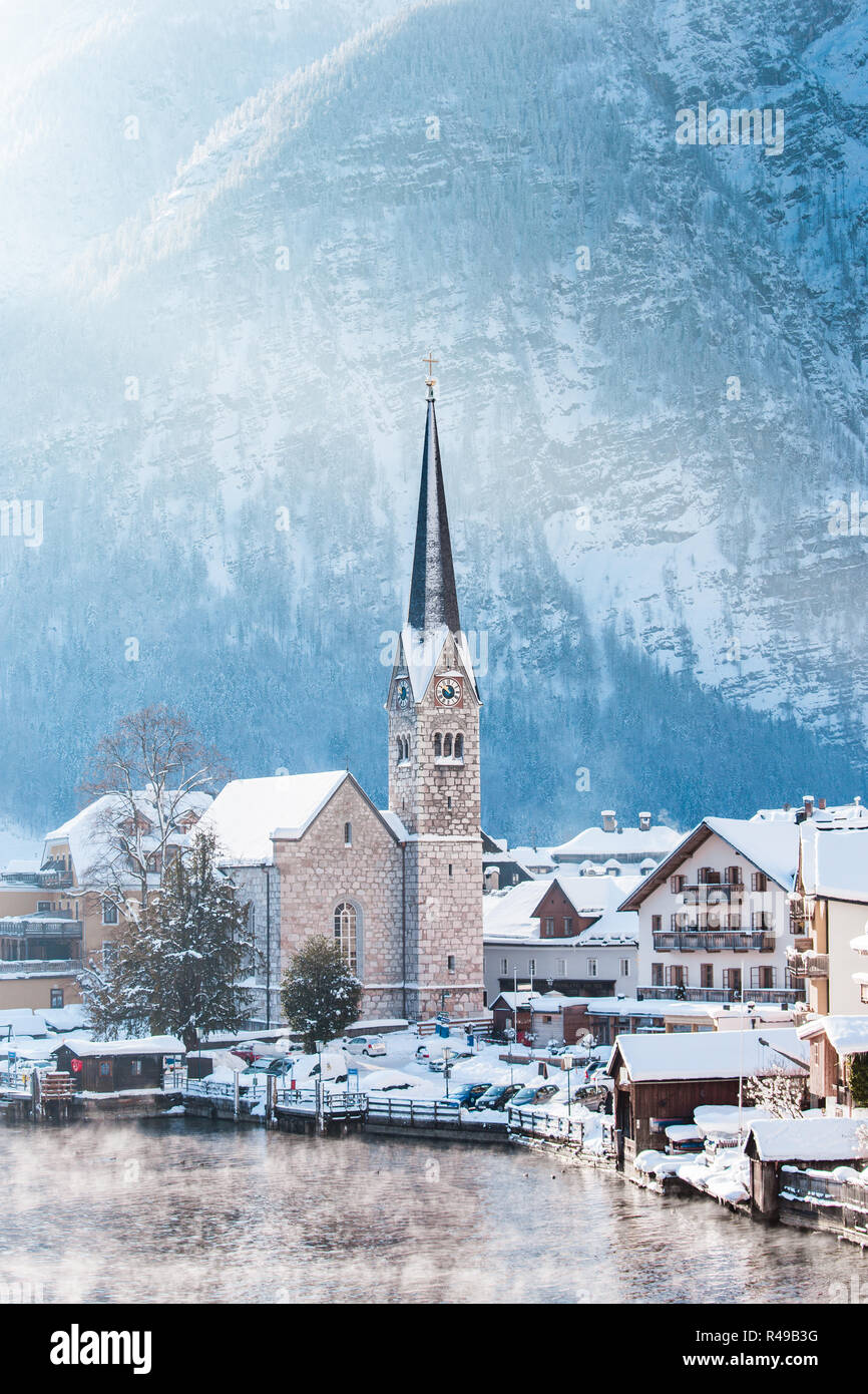 Visualizzazione classica del famoso Hallstatt Lakeside Town durante l'inverno sunrise su una bella fredda giornata soleggiata al tempo di Natale, Salzkammergut, Austria Foto Stock