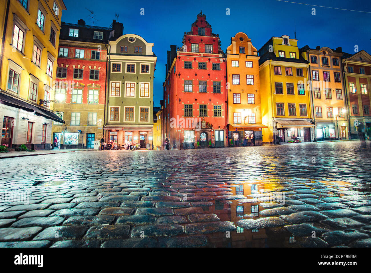 Visualizzazione classica delle case colorate al famoso Stortorget town square a Stoccolma storico di Gamla Stan (la Città Vecchia) di notte, centrale di Stoccolma, Svezia Foto Stock