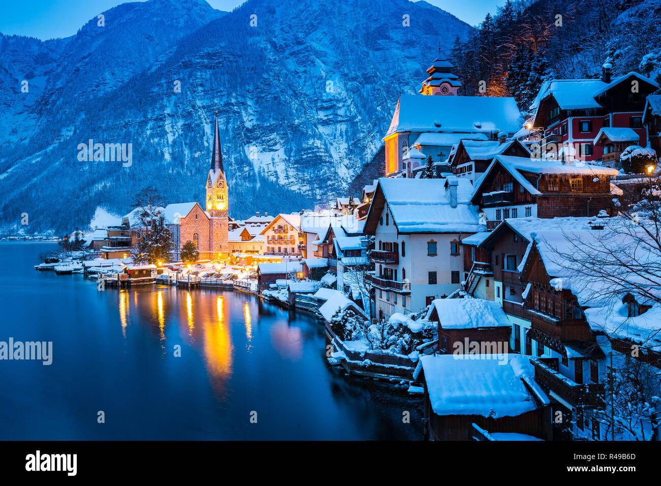 Classic vista da cartolina famosa Hallstatt Lakeside Town nelle Alpi con belle Hallstattersee nel post mistico tramonto crepuscolo durante il blu ora a Foto Stock