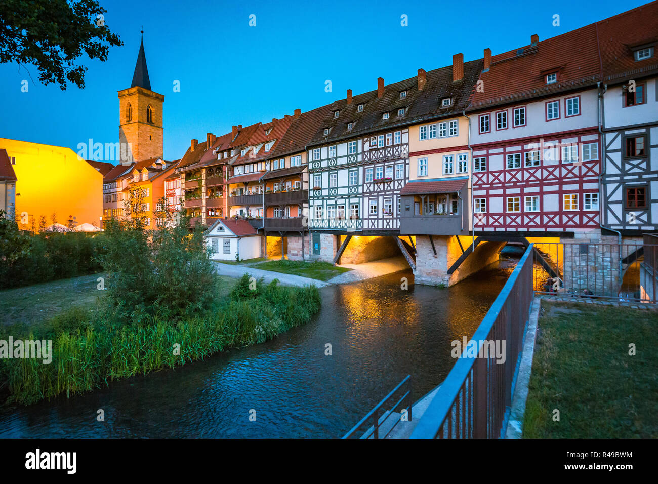 Centro storico della città di Erfurt con il famoso ponte Krämerbrücke illuminata di bella twilight durante l ora di blu, Erfurt, Thüringen, Germania Foto Stock