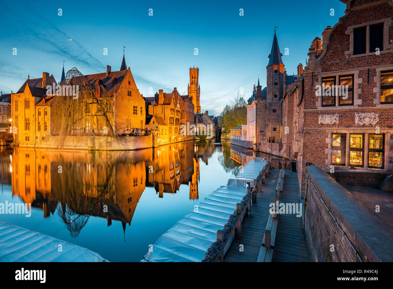 Crepuscolo della storica città di Brugge durante ore Blu al tramonto, la regione delle Fiandre, in Belgio Foto Stock
