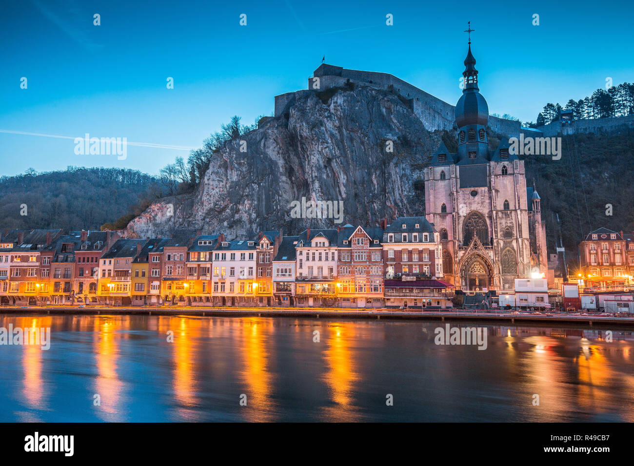 Visualizzazione classica della storica città di Dinant con scenic Fiume Mosa nella bella serata twilight luce durante le ore di colore blu al tramonto, provincia di Namur, W Foto Stock
