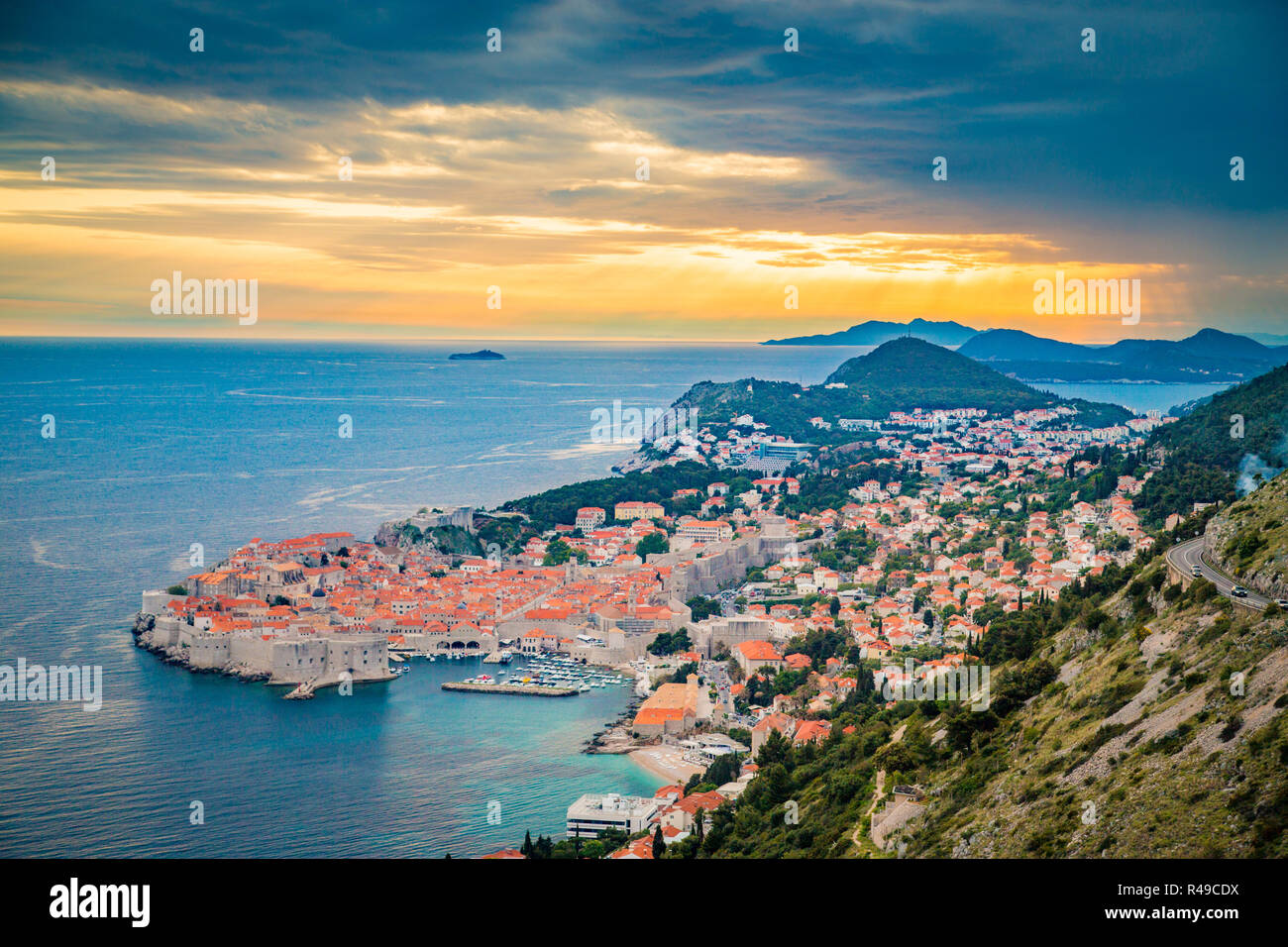 Panoramica vista aerea del centro storico di Dubrovnik, una delle più famose destinazioni turistiche del Mar Mediterraneo, nella splendida golden eve Foto Stock