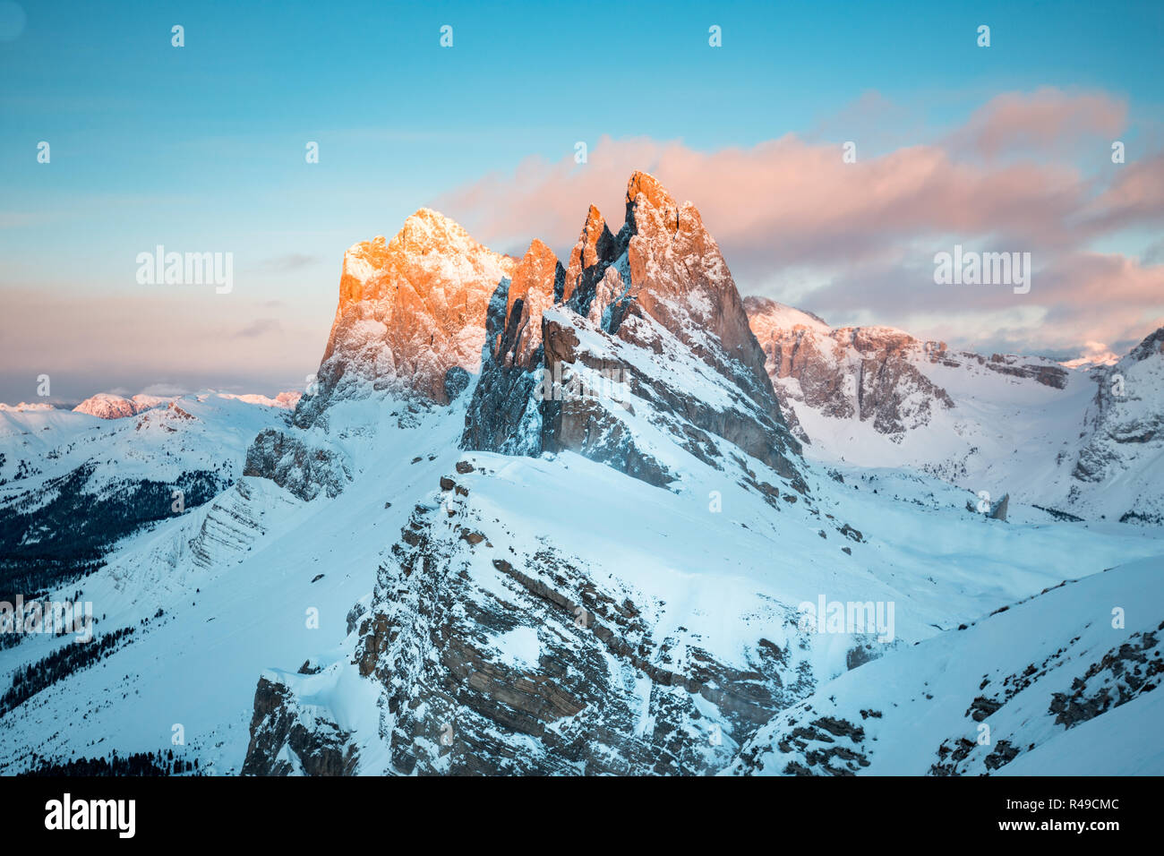 Visualizzazione classica del famoso Seceda picchi di montagna nelle Dolomiti illuminate in bella luce della sera al tramonto in inverno, Alto Adige, Italia Foto Stock