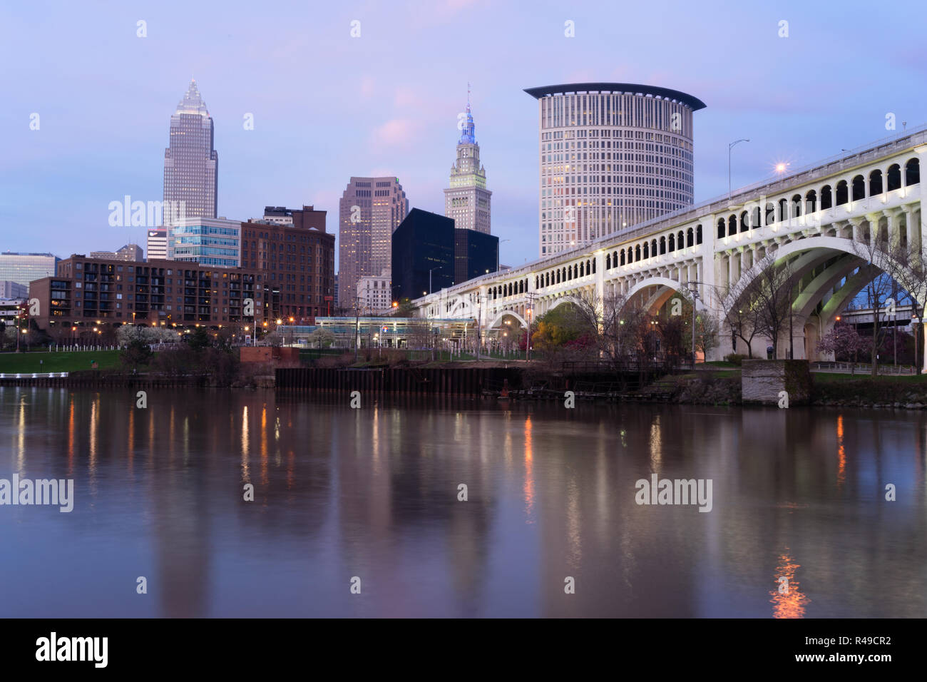 Cleveland Ohio Downtown skyline della Città di Fiume Cuyahoga Foto Stock