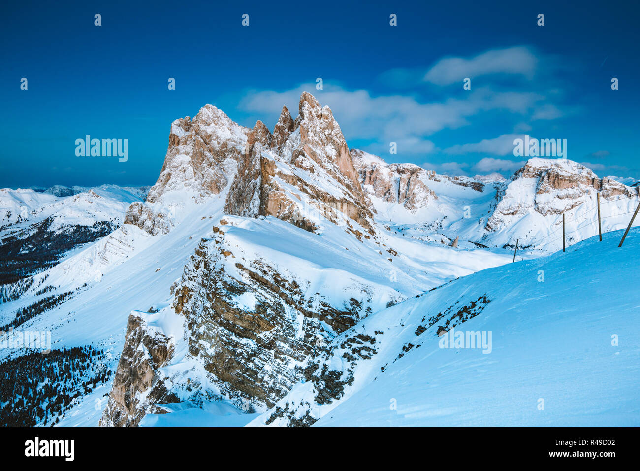 Visualizzazione classica del famoso Seceda picchi di montagna nelle Dolomiti nella bellissima crepuscolo serale al tramonto in inverno, Alto Adige, Italia Foto Stock