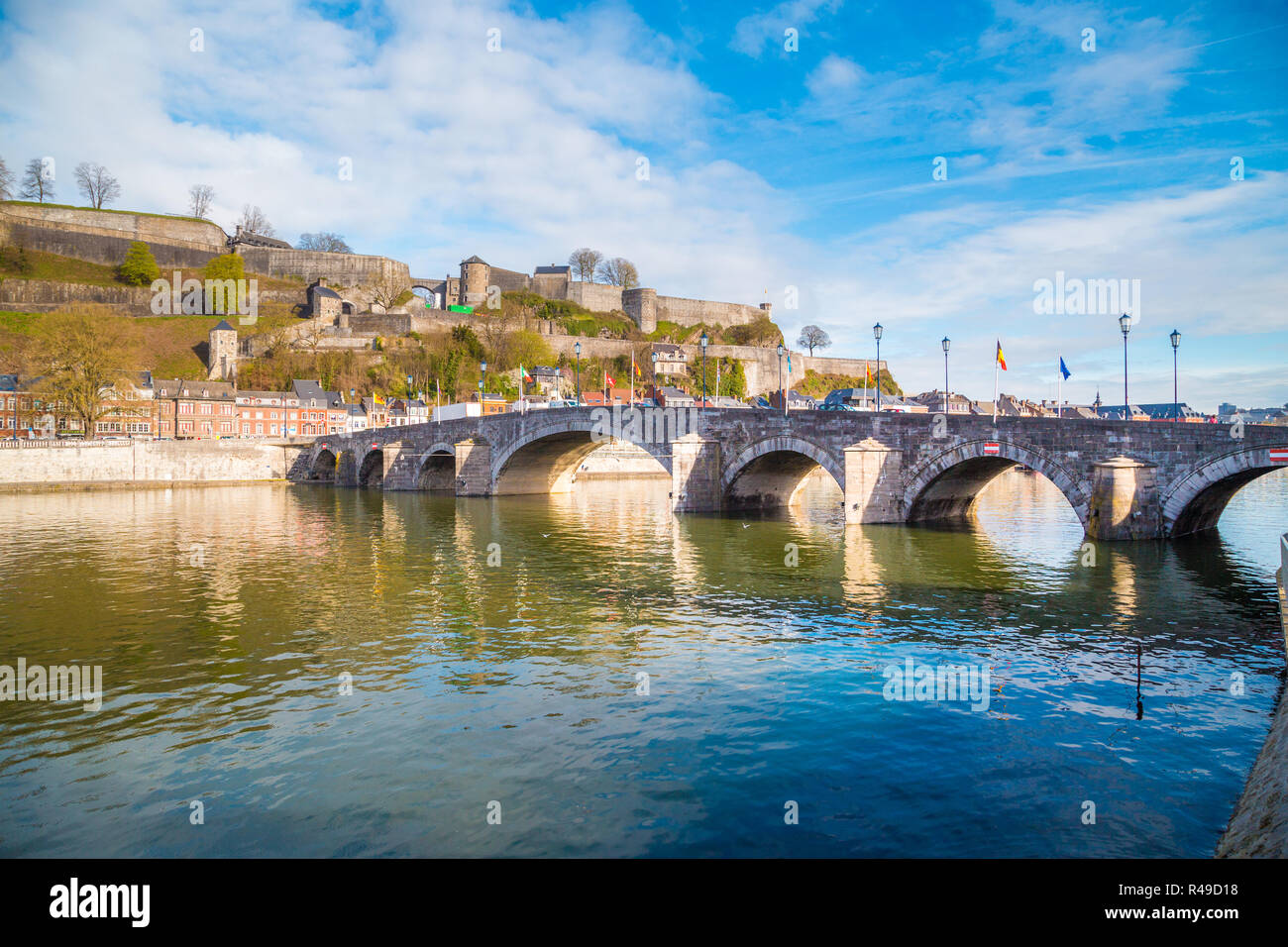 Visualizzazione classica della storica città di Namur con il famoso Ponte Vecchio attraversando scenic Fiume Meuse in estate, in provincia di Namur, in Vallonia, Belgio Foto Stock