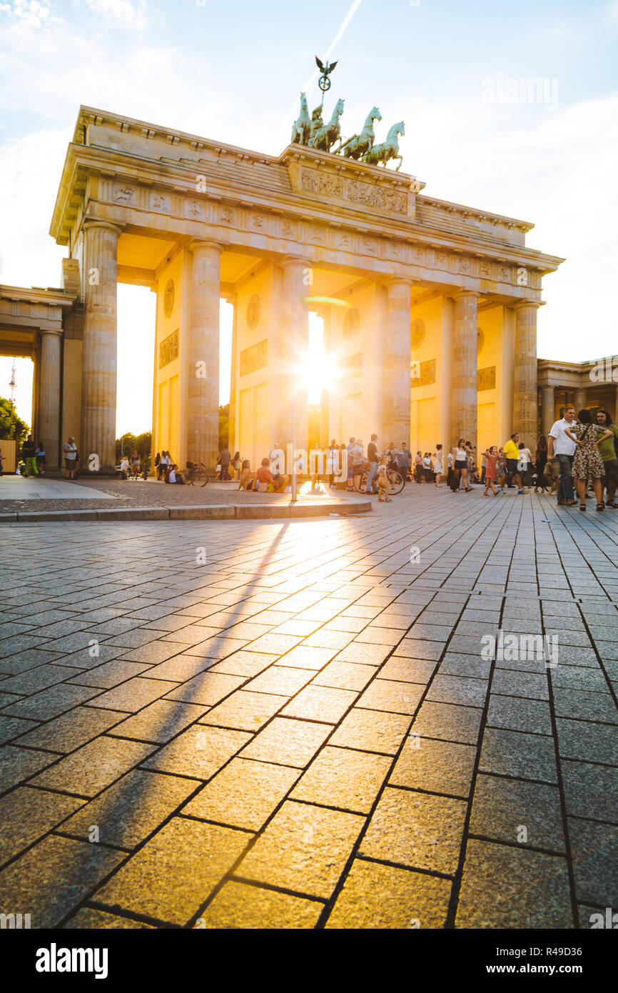 Berlino - Germania - Luglio 27, 2015: la Porta di Brandeburgo, uno dei più noti monumenti e simboli nazionali della Germania, in beautiful Golden luce della sera Foto Stock