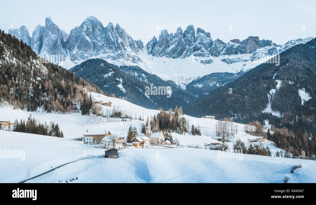 Classic vista panoramica del famoso Dolomiti picchi di montagna con lo storico villaggio di Val di Funes su New Scenic 5 posti al giorno in inverno, Alto Adige, Italia Foto Stock