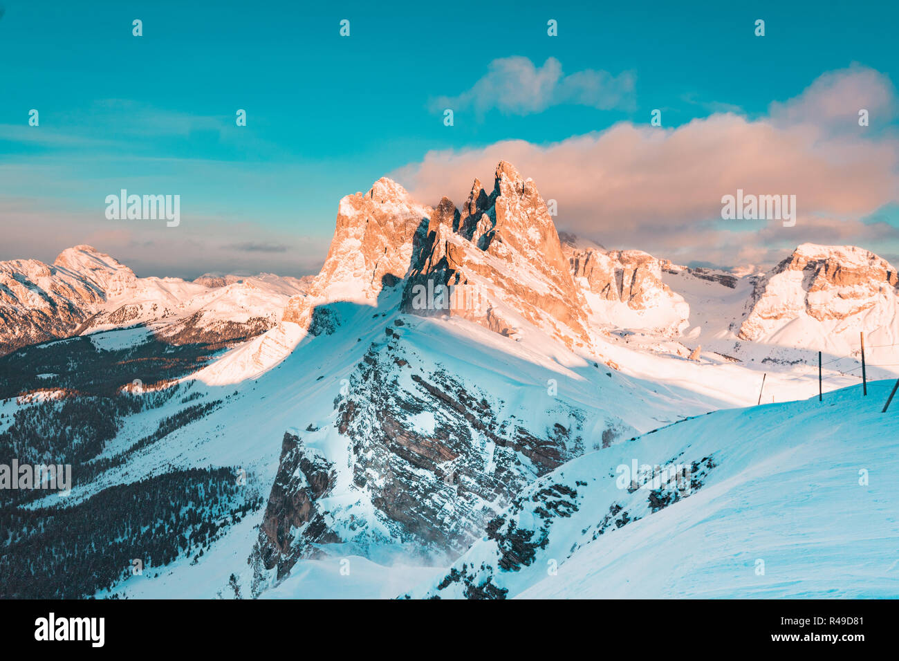 Visualizzazione classica del famoso Seceda picchi di montagna nelle Dolomiti illuminate in bella luce della sera al tramonto in inverno, Alto Adige, Italia Foto Stock