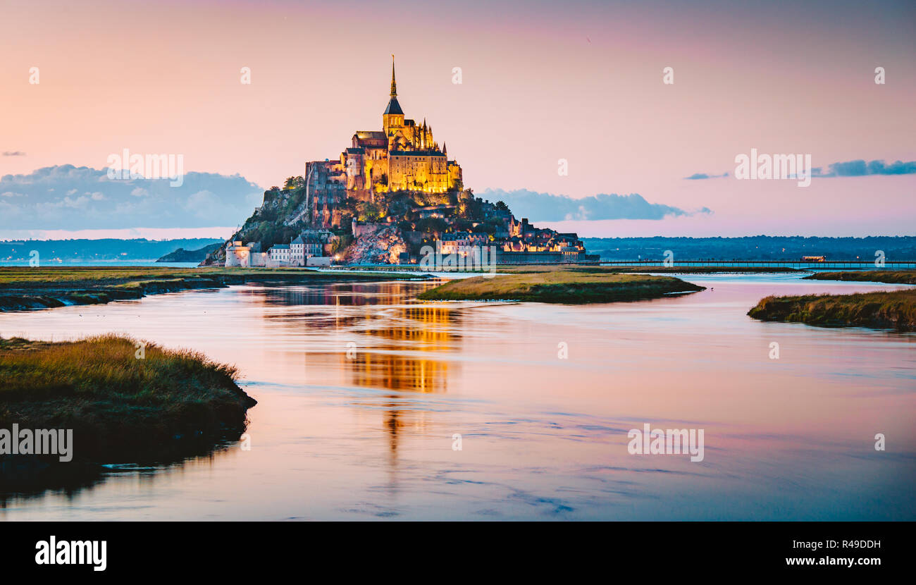 Visualizzazione classica del famoso Mont Saint Michel isola di marea in bella crepuscolo serale al tramonto, Normandia, Francia settentrionale Foto Stock