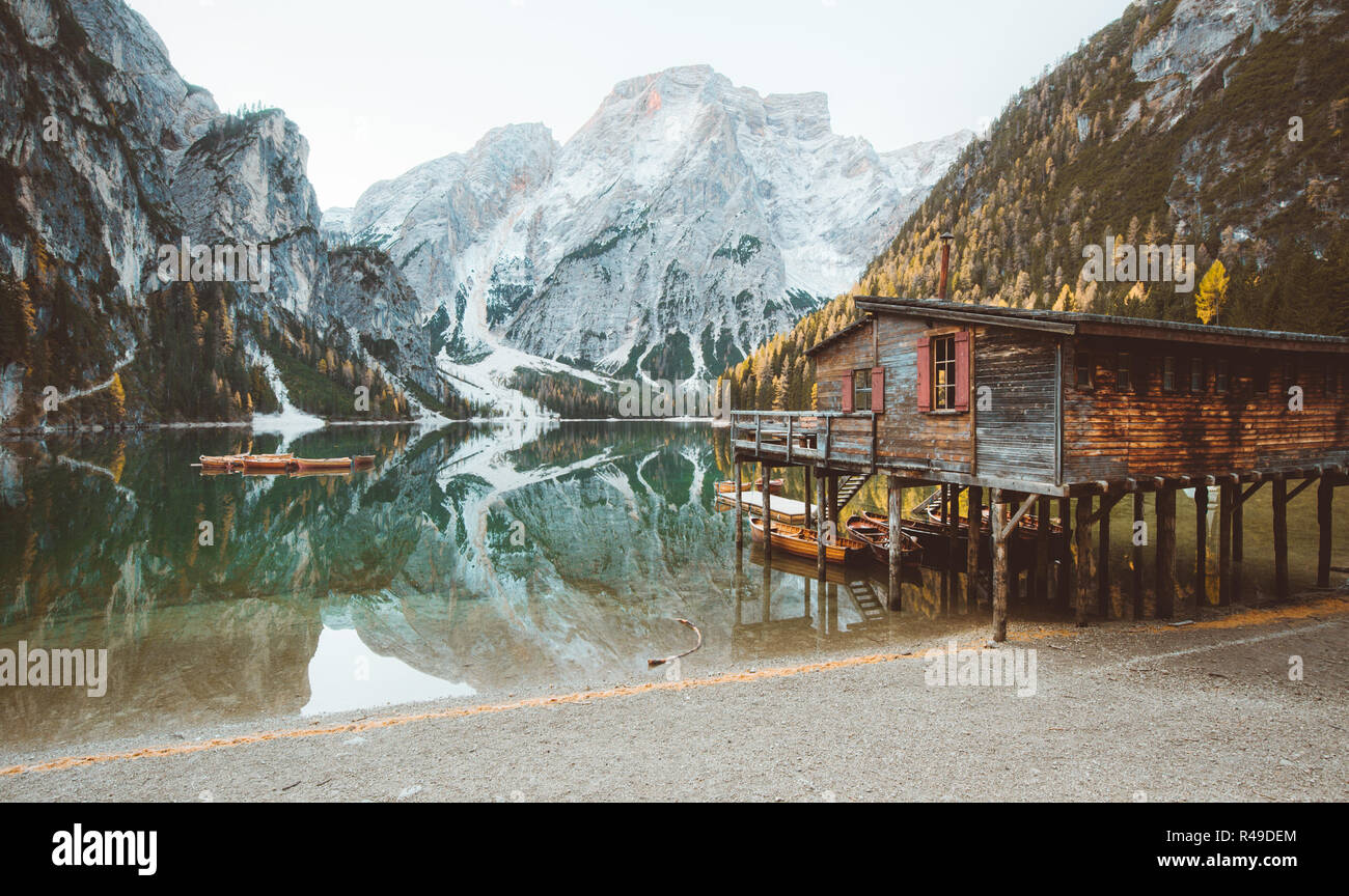 Vista panoramica di legno tradizionali boathouse al famoso Lago di Braies con montagna dolomiti di picchi che si riflettono nel lago, Alto Adige, Italia Foto Stock