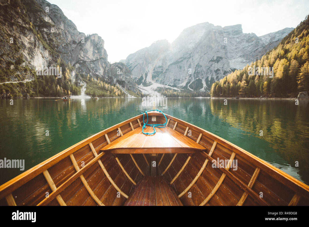 Bellissima vista del legno tradizionale barca a remi su SCENIC Lago di Braies nelle Dolomiti in scenic. La luce del mattino al sorgere del sole, Alto Adige, Italia Foto Stock