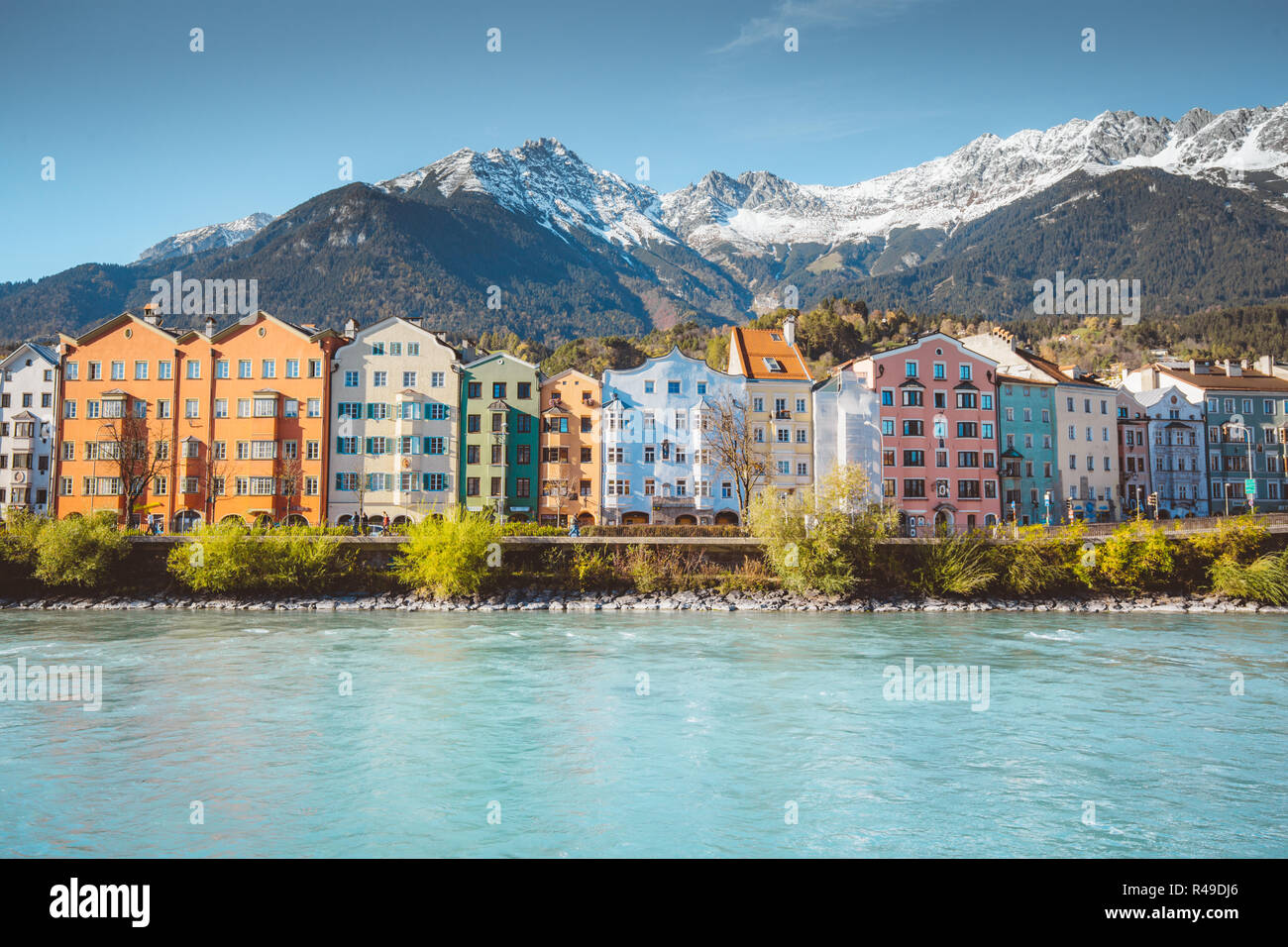 Centro storico di Innsbruck con case colorate lungo il fiume Inn e famosa montagna austriaca i vertici in background, Tirolo, Austria Foto Stock