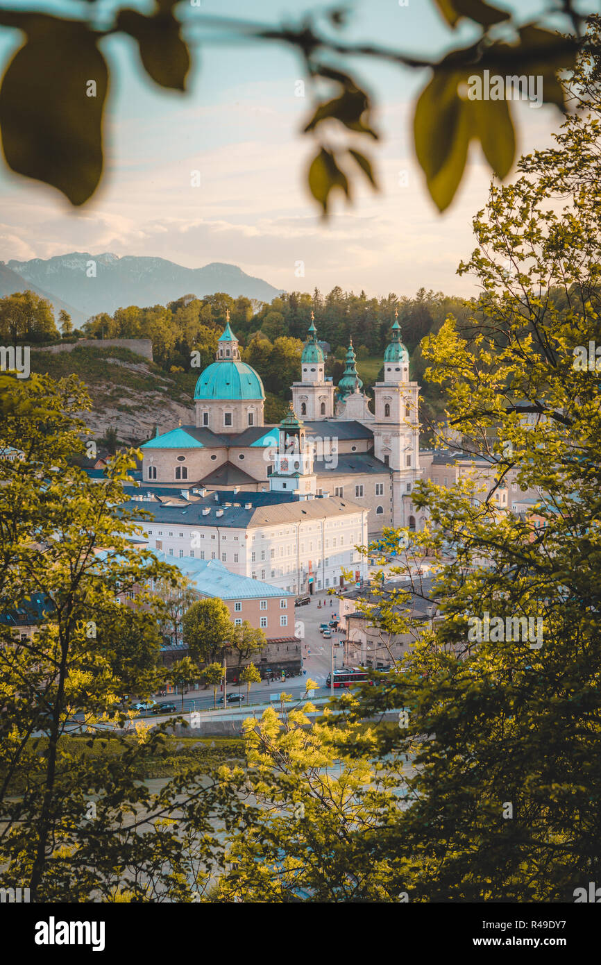 Classic vista panoramica della città vecchia di Salisburgo, un sito Patrimonio Mondiale dell'UNESCO, in una giornata di sole con cielo blu al tramonto in estate, Austria, Europa Foto Stock