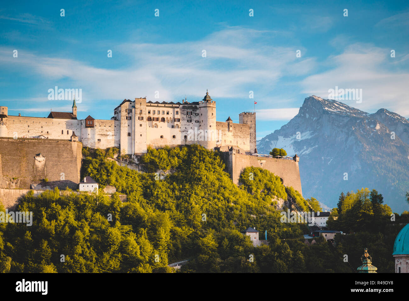 Classic vista panoramica della famosa Fortezza di Hohensalzburg in una giornata di sole con cielo blu al tramonto in estate, Salisburgo, Austria Foto Stock