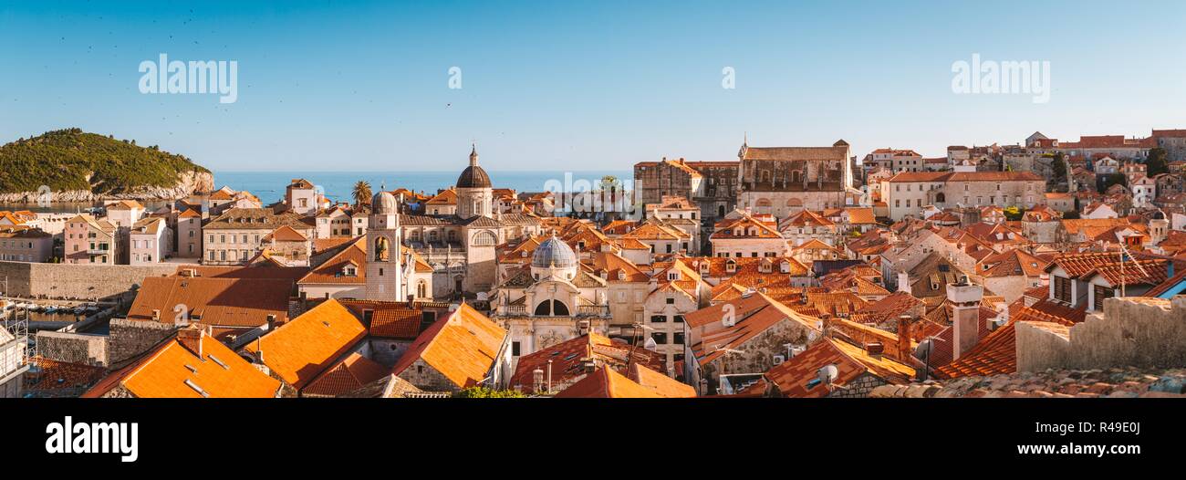 Vista panoramica del centro storico di Dubrovnik, una delle più famose destinazioni turistiche del Mar Mediterraneo, al tramonto, Dalmazia, Croazia Foto Stock