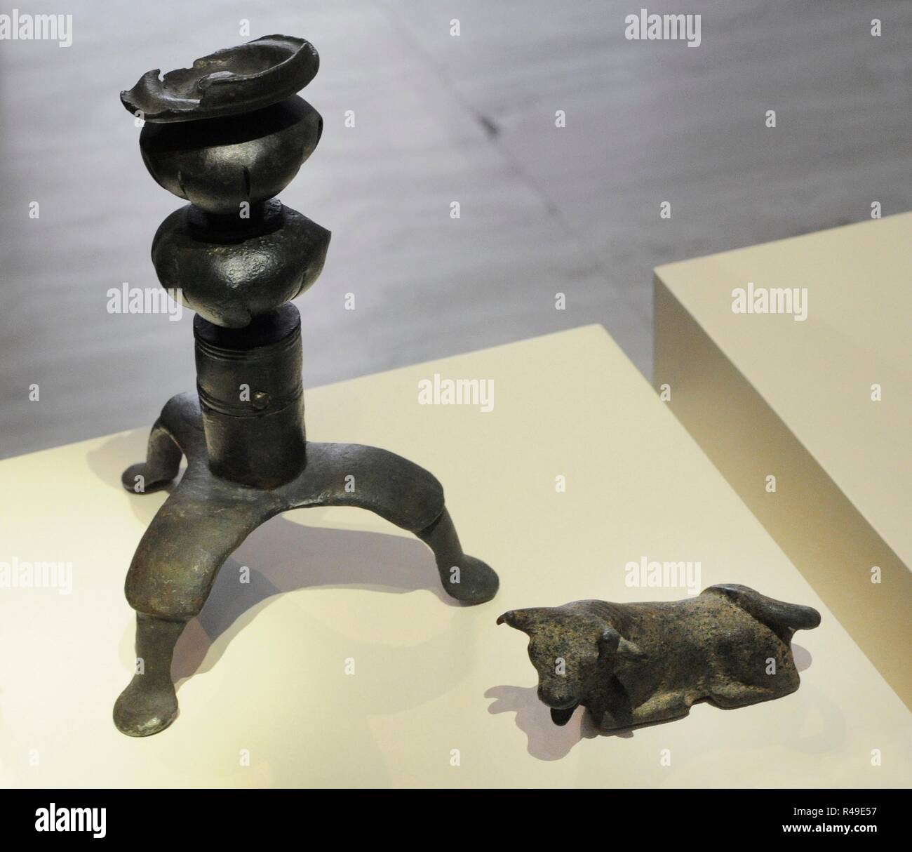 Thymiaterion. Bronzo. Cavalletto di sostegno. La figura del bronzo bull potrebbe essere la maniglia del coperchio candelabri. Periodo Orientalizing. 800-601 A.C. (8º-7secolo BC). Museo Archeologico Nazionale. Madrid. Spagna. Foto Stock