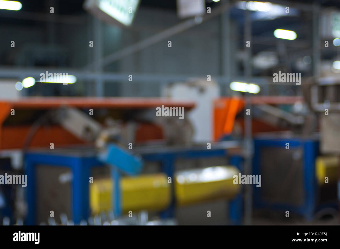 Abstract industriale sfocata l'immagine di sfondo di un acqua-riscaldatori di acciaio interno di fabbrica Foto Stock