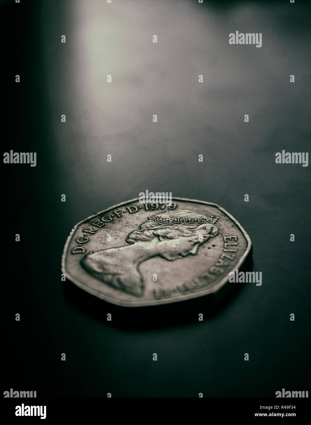 British coin cinquanta pence 1979, modello circolare di corone, Queen Elizabeth II giovane capo a destra. Cinquanta pence. Foto Stock
