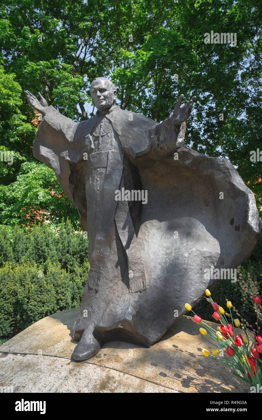 Papa Giovanni Paolo II, vista di una statua di Papa Giovanni Paolo II nel Parco della Cittadella nella città di Poznan, Polonia. Foto Stock