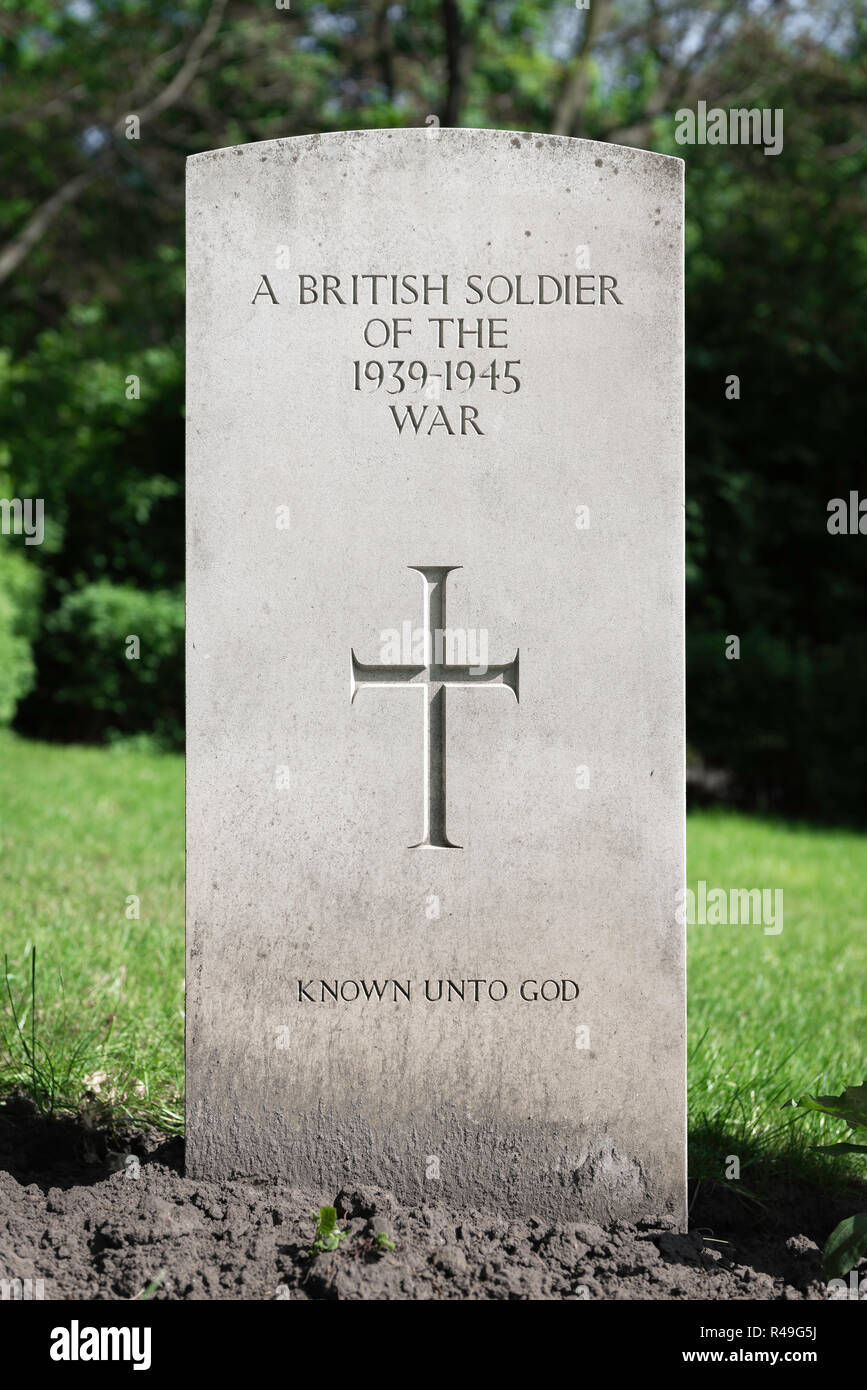Tomba di guerra britannica, vista di una lapide che segna la tomba di un militare britannico sconosciuto nel cimitero di Garrison nel parco Citadel, Poznan, Polonia. Foto Stock