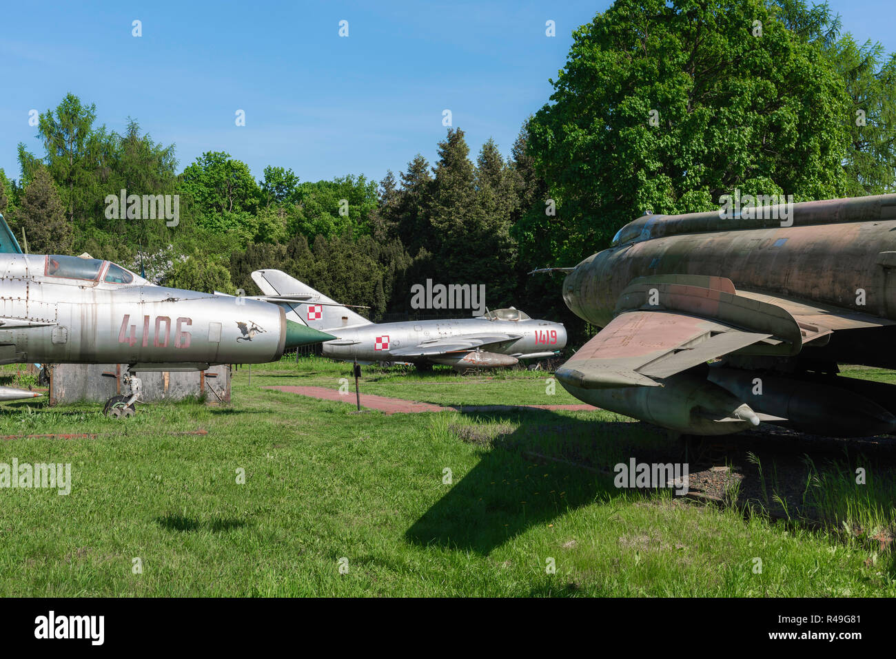 La Polonia guerra fredda, vista del Patto di Varsavia era jet fighter aircraft visualizzato in un campo nel Museo di Poznan di armamenti, Polonia. Foto Stock