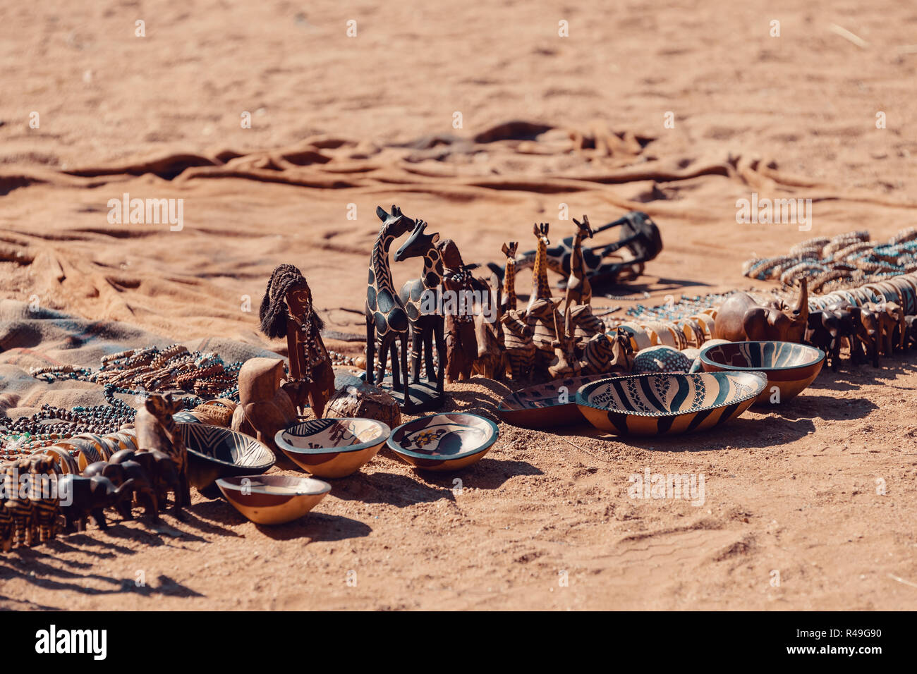 Souvenir tradizionali da himba popoli per i turisti, esposta sulla terra sabbiosa. Questo è l'Africa. Himba sono i popoli indigeni che vivono nel nord della Namibia Foto Stock