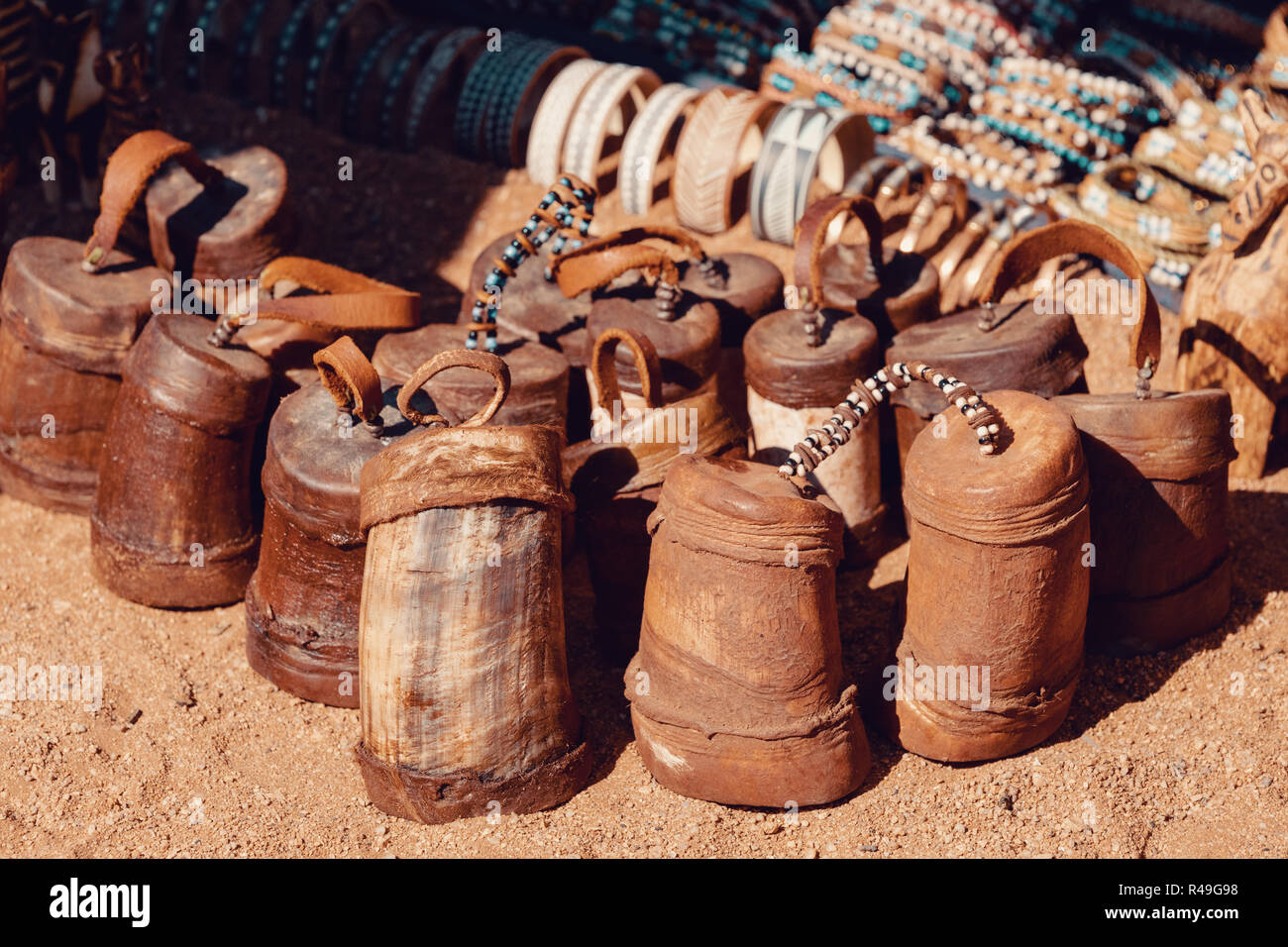 Souvenir tradizionali da himba popoli per i turisti, esposta sulla terra sabbiosa. Questo è l'Africa. Himba sono i popoli indigeni che vivono nel nord della Namibia Foto Stock