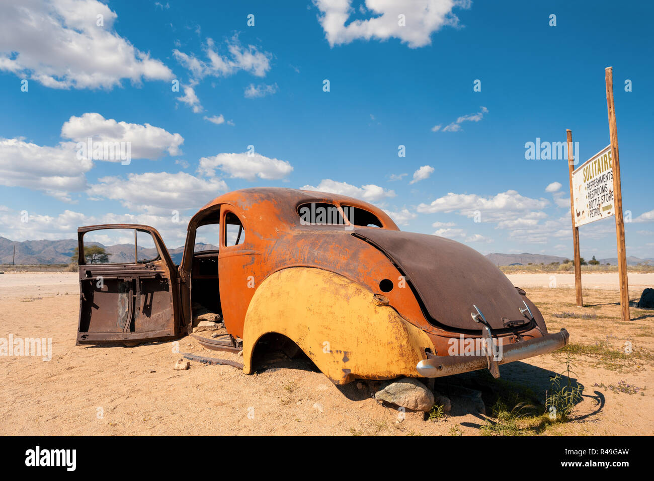 Automobili abbandonate in solitario, piccolo insediamento nella regione di Khomas della Namibia centrale vicino il Namib-Naukluft National Park. Africa Foto Stock