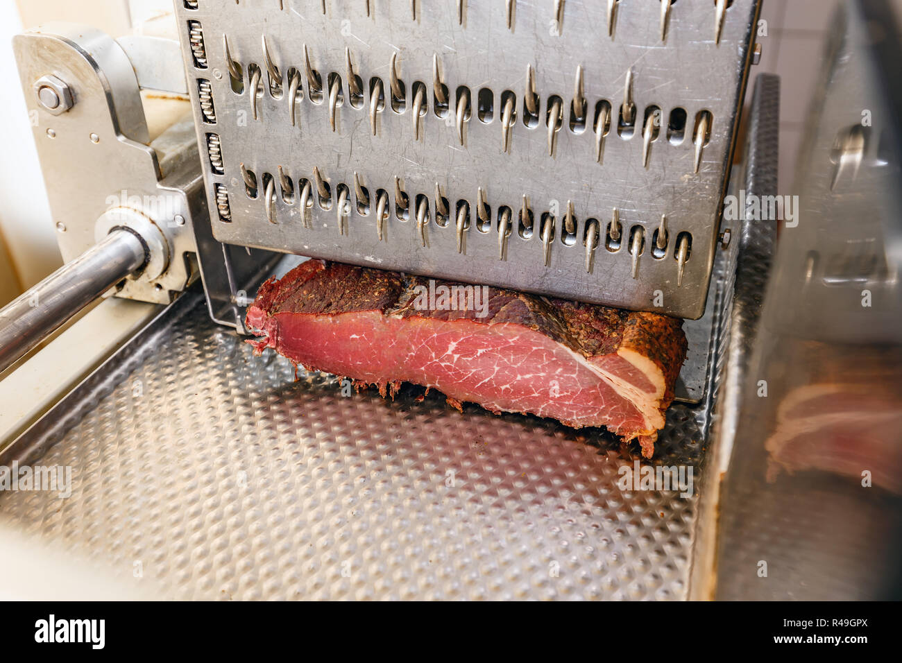 Taglio di carne con prosciutto in fabbrica a base di carne Foto Stock