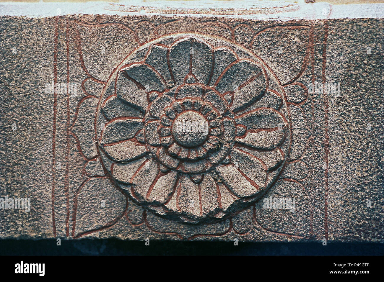 Carving floreali su Golconda Fort porta, Hyderabad, Andhra Pradesh, India, Asia Foto Stock