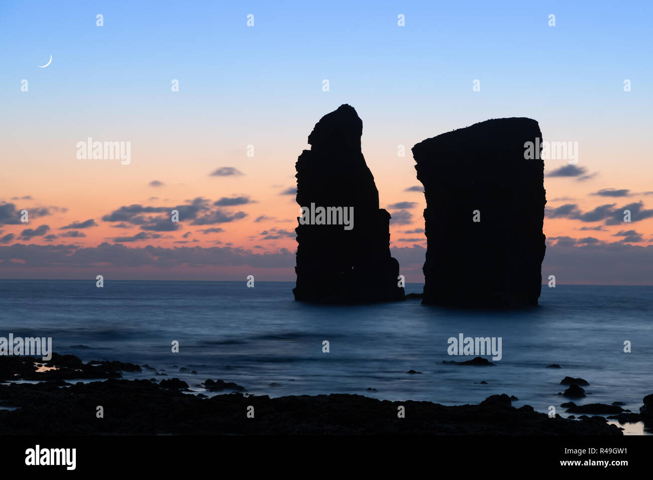 Silhouette di due insolite a forma di rocce vulcaniche situato alla spiaggia di Mosteiros (praia Mosteiros), isola Sao Miguel, Azzorre, Portogallo Foto Stock