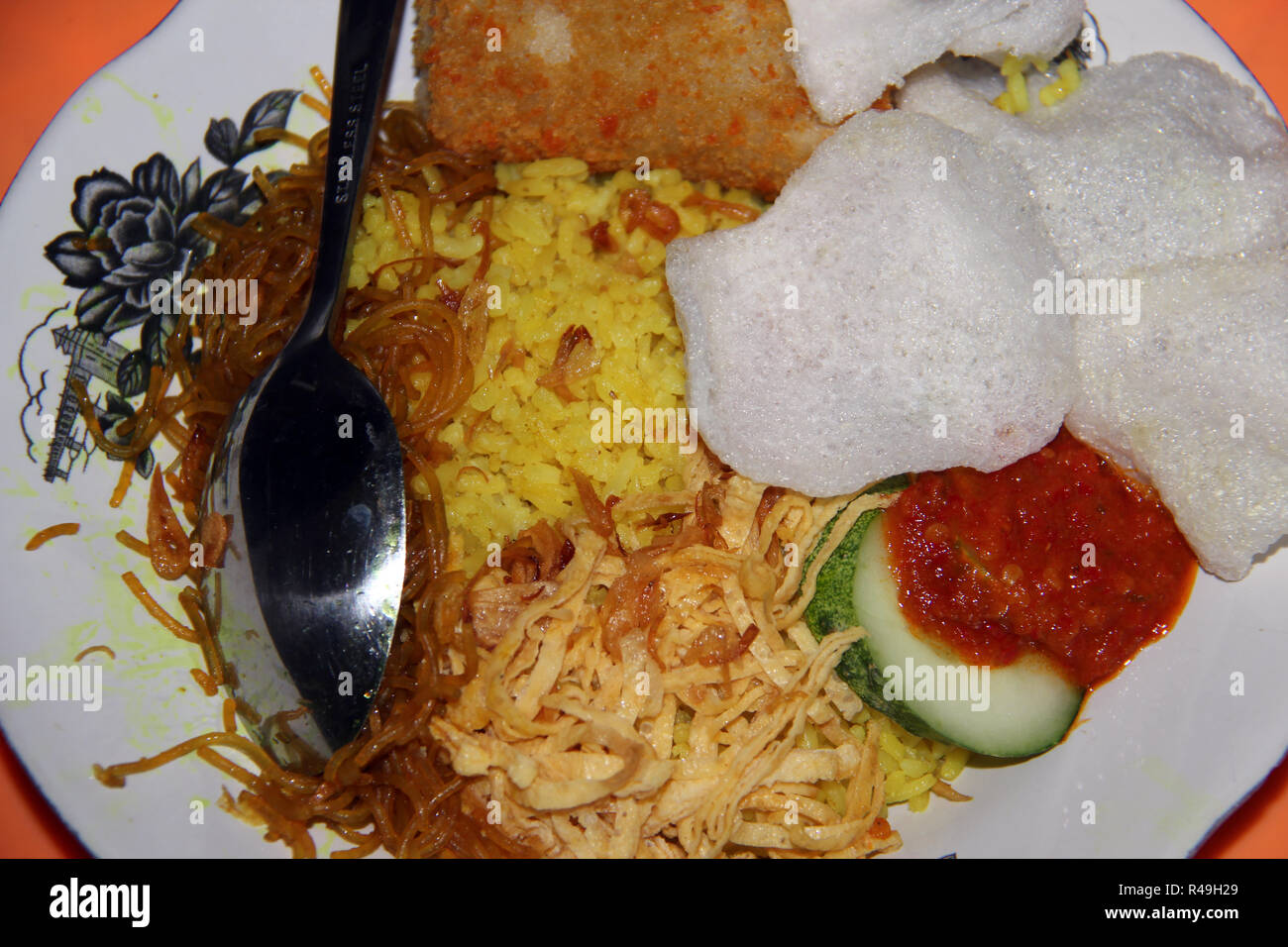 Nasi kuning su una piastra. Il cibo in Indonesia Bandung. Foto Stock