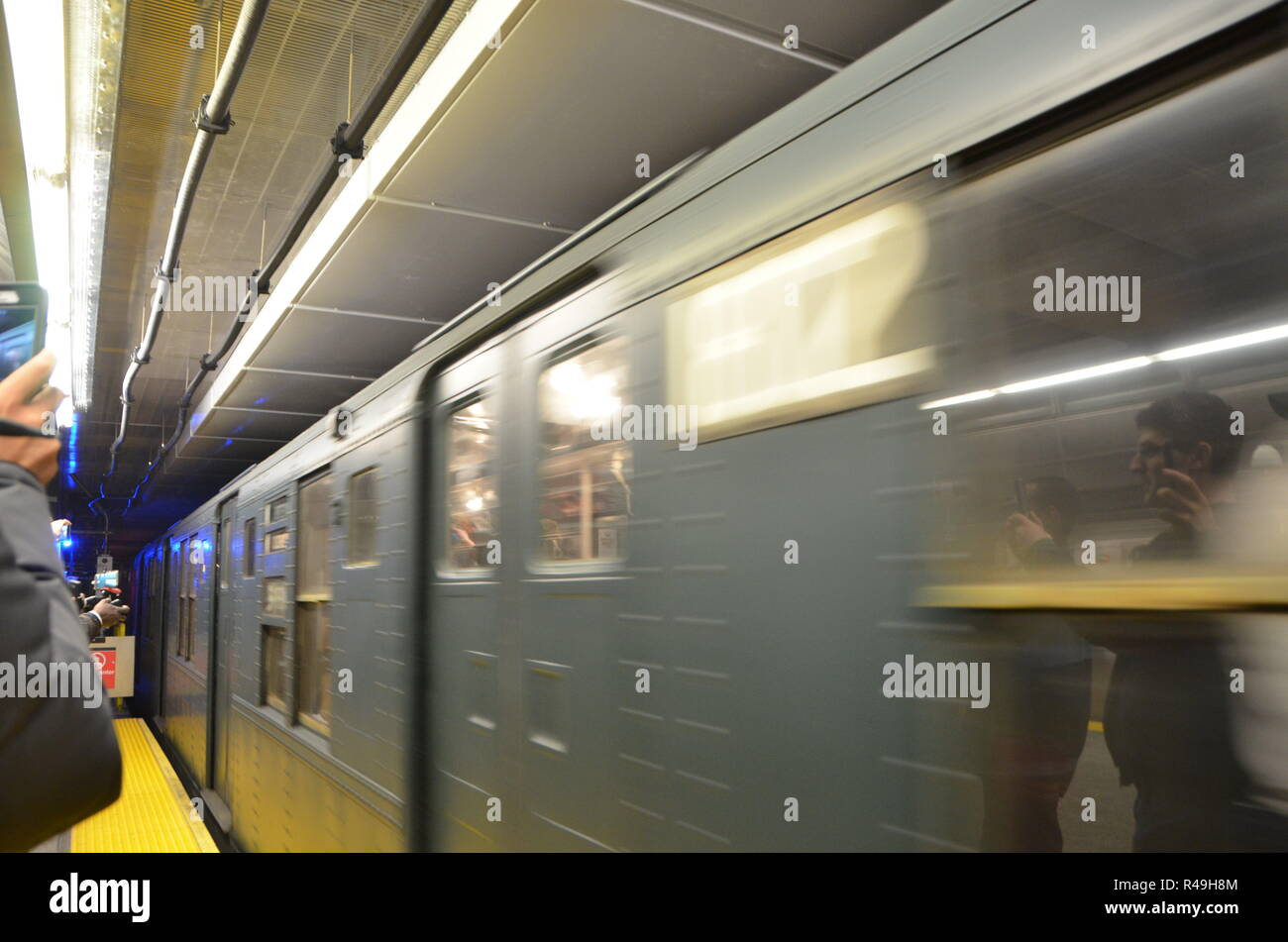 New York City, NY, STATI UNITI D'AMERICA. 25 Nov, 2018. La nostalgia treno visto di equitazione. La MTA laminati fuori R1-9 treno (dal 1930) in varie località di Manhattan come una parte dei treni nostalgia ride per 2018 stagione di vacanze. Credito: Ryan Rahman SOPA/images/ZUMA filo/Alamy Live News Foto Stock