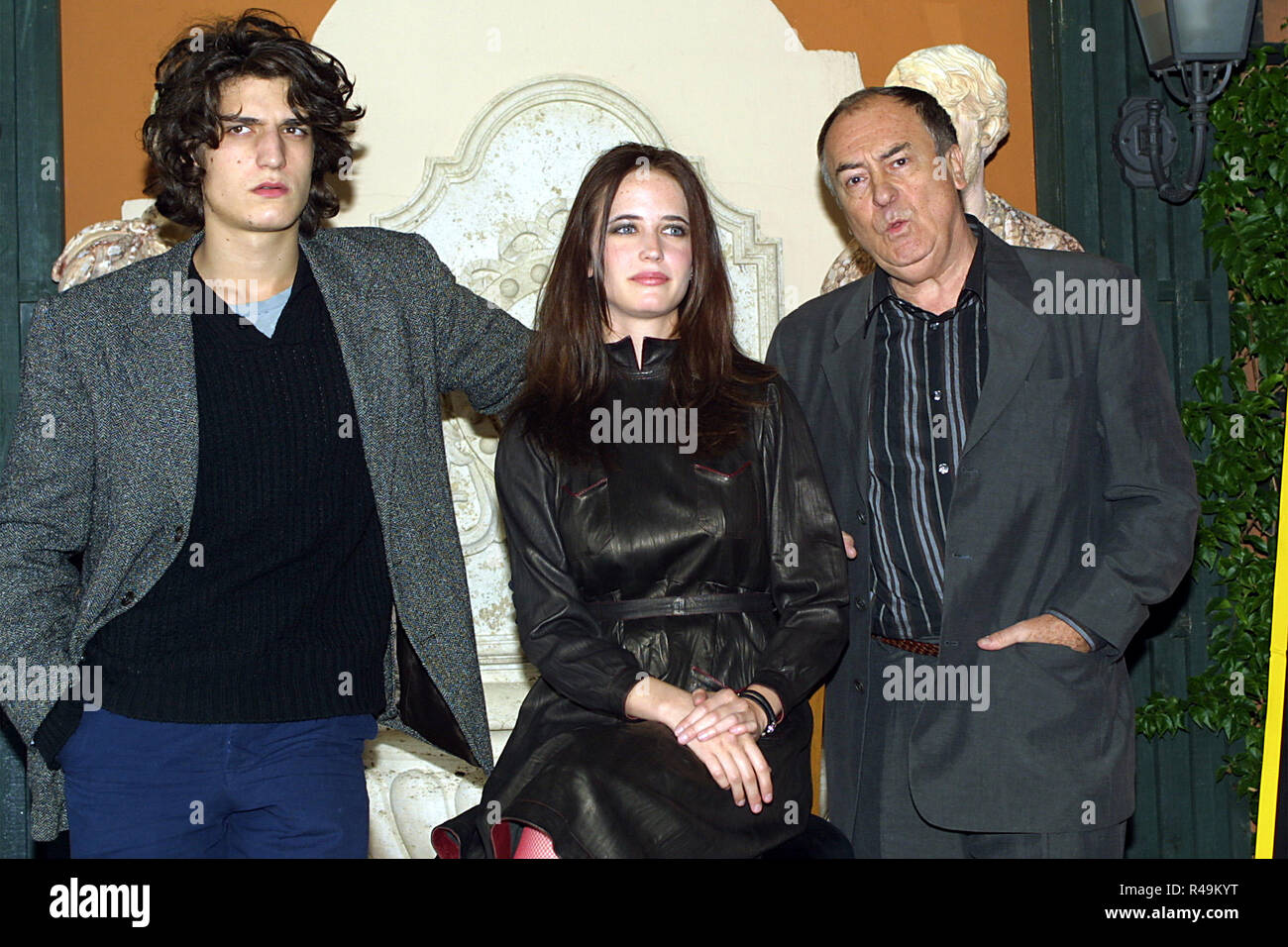 File di foto. L'Italia. Roma, Italia. 07 ott 2003. © COSIMA SCAVOLINI/LAPRESSE 07-10-2003 ROMA SPETTACOLO PRESENTAZIONE DEL FILM "The Dreamers' NELLA IL REGISTA BERNARDO BERTOLUCCI CON GLI ATTORI LOUIS GARREL E EVA GREEN regista italiano Bernardo Bertolucci muore di età compresa tra i 77, Italia. Credito: LaPresse/Alamy Live News Foto Stock