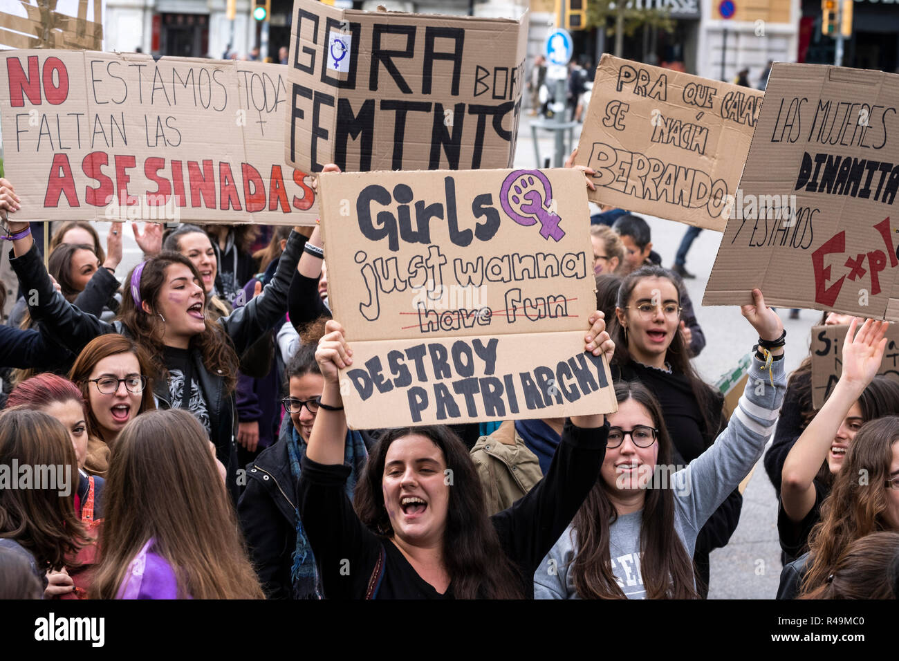 Le donne visto holding cartelloni durante la dimostrazione. Migliaia di persone sono scese in piazza a Barcellona in occasione della Giornata Internazionale per lâ eliminazione della violenza contro le donne. Foto Stock