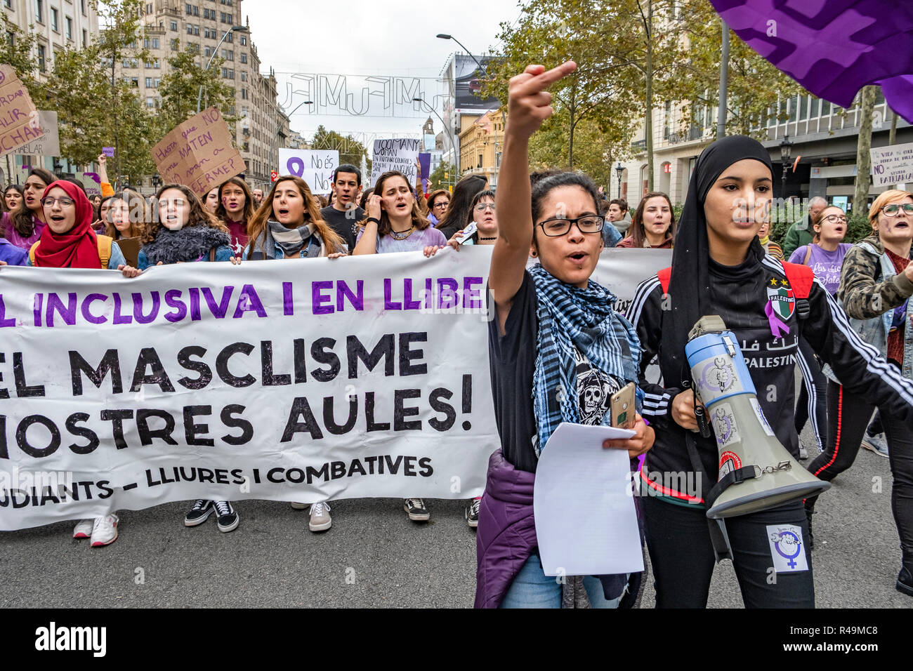 La donna vede gridando slogan durante la dimostrazione. Migliaia di persone sono scese in piazza a Barcellona in occasione della Giornata Internazionale per lâ eliminazione della violenza contro le donne. Foto Stock