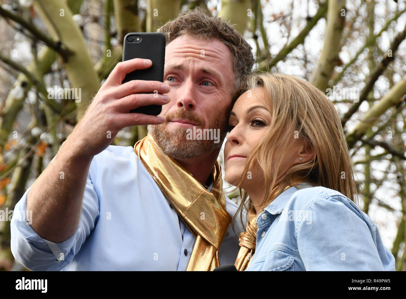 Londra, Regno Unito. 26 Nov, 2018. Strictly Come Dancing - James Jordan e Ola Jordan e Lucia Bardick è un coreografo e calchi di Cassie Clare e Lukas Hunt unisciti a Mamma Mia! Qui andiamo ancora ospita la Guinness World Records più grande discoteca dance a Londra Waterloo il 26 novembre 2018, Londra, UK Credit: capitale dell'immagine/Alamy Live News Foto Stock