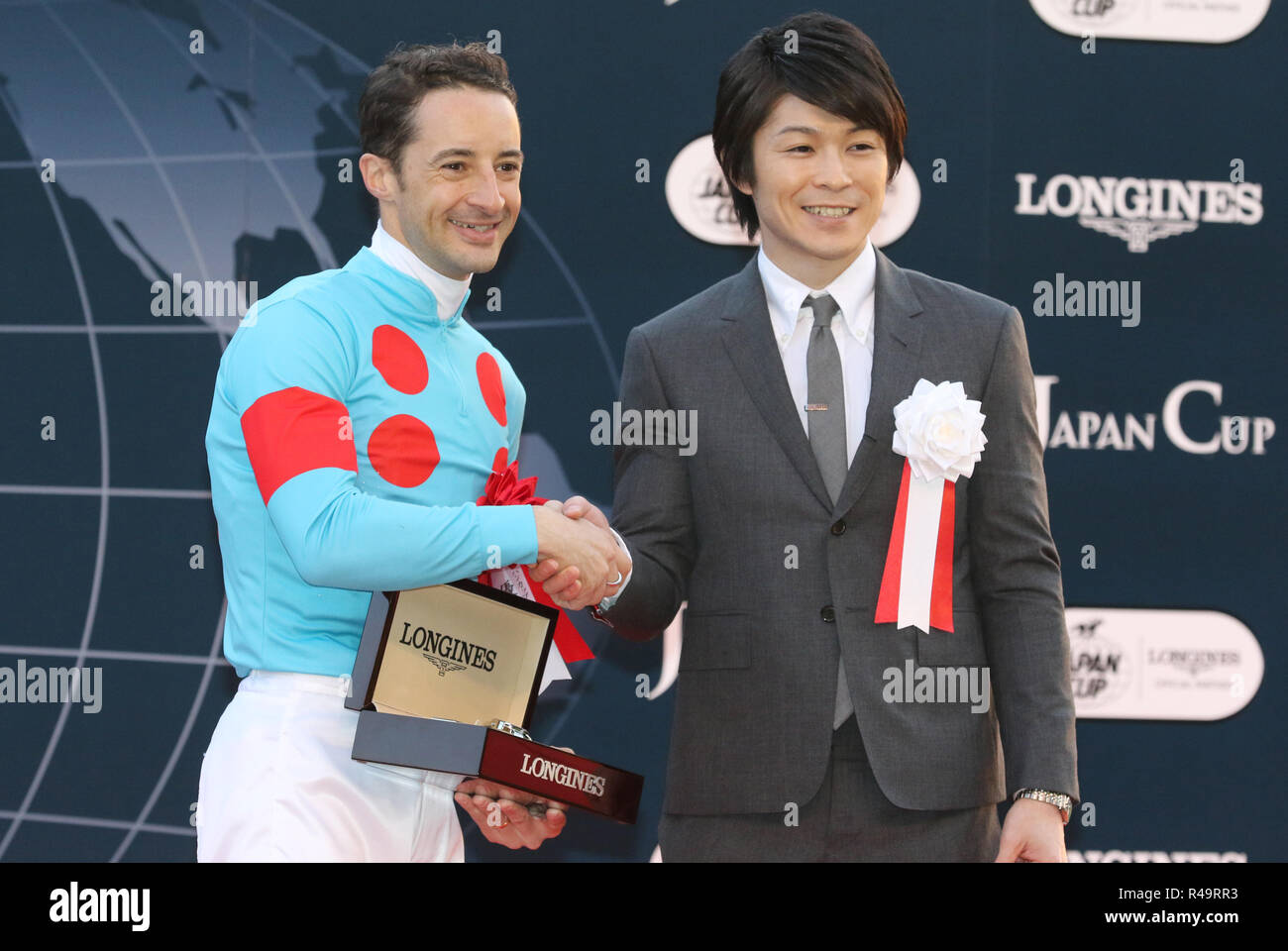 Tokyo, Giappone. 25 Nov, 2018. Jockey francese Christophe Lemaire (L) scuote le mani con la ginnastica olimpico medaglia d'oro Kohei Uchimura (R) come Lemaire ha vinto la Japan Cup corsa di cavalli al Tokyo Racecourse a Tokyo domenica 25 novembre, 2018. Tre anni di mare gli occhi a mandorla ha vinto i 2400 m gara con un tempo di 2 minuti 20.6 secondi del nuovo corso record. Credito: Yoshio Tsunoda/AFLO/Alamy Live News Foto Stock