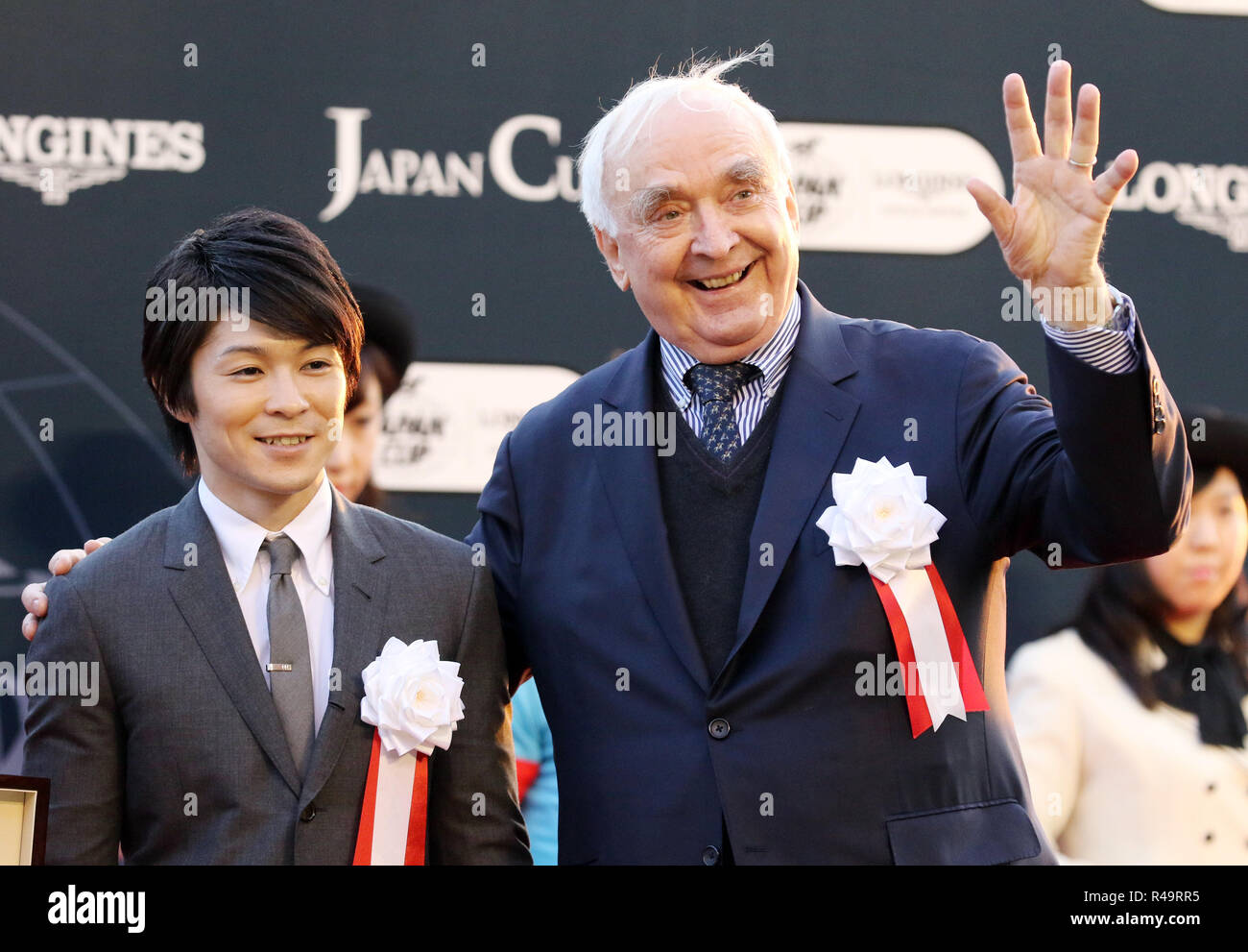 Tokyo, Giappone. 25 Nov, 2018. Ginnastica olimpico medaglia d'oro Kohei Uchimura (L) sorrisi con Swiss watch maker Longines CEO Walter von Kanel alla cerimonia di premiazione per il Japan Cup corsa di cavalli al Tokyo Racecourse a Tokyo domenica 25 novembre, 2018. Tre anni di mare gli occhi a mandorla con jockey francese Christophe Lemaire ha vinto i 2400 m gara con un tempo di 2 minuti 20.6 secondi del nuovo corso record. Credito: Yoshio Tsunoda/AFLO/Alamy Live News Foto Stock