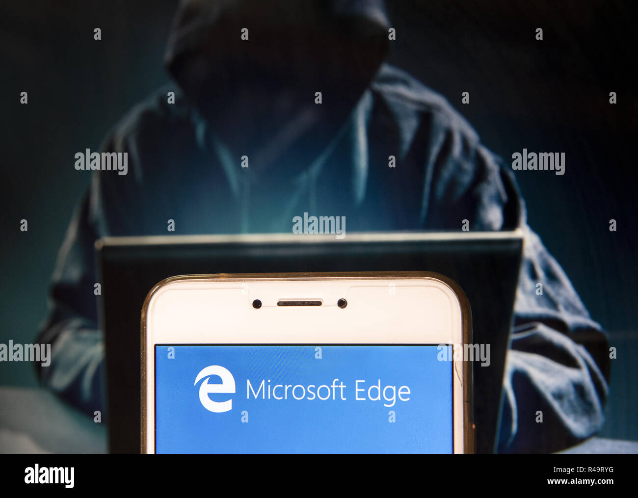 Hong Kong. 23 Nov, 2018. American browser web sviluppato da Microsoft, Microsoft Edge, il logo è visibile su un androide dispositivo mobile con una figura di hacker sullo sfondo. Credito: Miguel Candela/SOPA Immagini/ZUMA filo/Alamy Live News Foto Stock