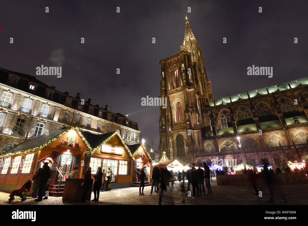 (181126) -- STRASBURGO, nov. 26, 2018 (Xinhua) -- Foto scattata il 9 novembre 23, 2018 mostra mercato di Natale a Strasburgo, Francia. Questo anno il mercatino di Natale di Strasburgo è detenuto da nov. 23 dic. 30. (Xinhua/Genevieve Engel) Foto Stock