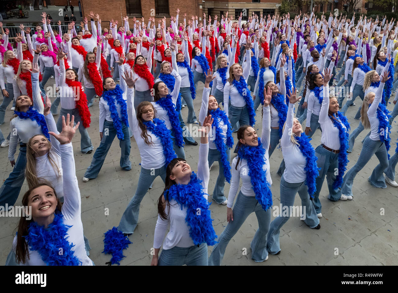 Londra, Regno Unito. 26 Nov 2018. 324 ballerini in Mamma Mia! Qui andiamo ancora abiti ispirati rompere il più grande del mondo disco dance record. Credito: Guy Corbishley/Alamy Live News Foto Stock