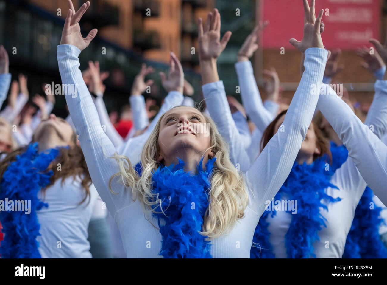 Londra, Regno Unito. 26 Nov 2018. 324 ballerini in Mamma Mia! Qui andiamo ancora abiti ispirati rompere il più grande del mondo disco dance record. Credito: Guy Corbishley/Alamy Live News Foto Stock